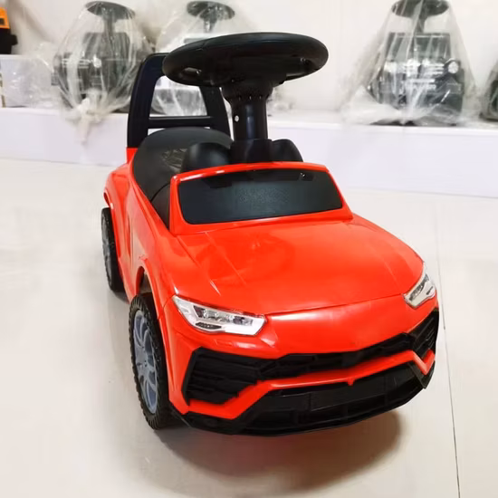 最新の電気自動車 子供たちは音楽と光のスイングとともに車に乗ります